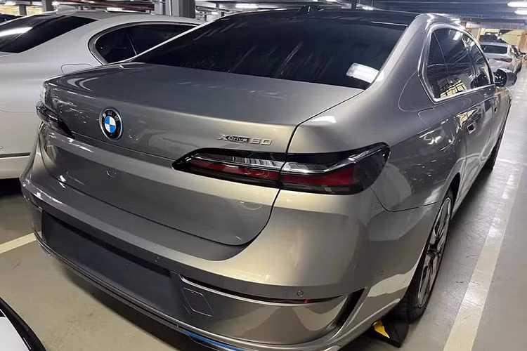 BMW i7 ra mắt tại Việt Nam là phiên bản xDrive60 với 2 mô-tơ điện có công suất 536 mã lực và mô-men xoắn cực đại 745 Nm. Nhờ đó, xe có thể tăng tốc từ 0-100 km/giờ trong thời gian chỉ 4,7 giây và đạt vận tốc tối đa 240 km/giờ. Cụm pin lithium-ion có dung lượng 101,7 kWh giúp xe di chuyển quãng đường 625 km sau mỗi lần sạc đầy pin.