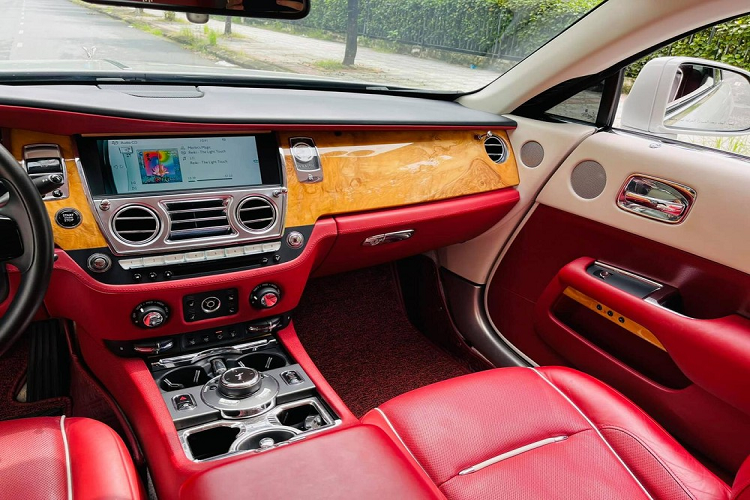 Động cơ trên Rolls-Royce Wraith kết hợp với hộp số tự động ZF 8 cấp, nhờ đó, chiếc Coupe siêu sang này chỉ mất khoảng 4,6 giây để có thể tăng tốc lên 100 km/h từ vị trí xuất phát trước khi đạt tốc độ tối đa 250 km/h.