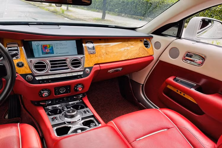 Động cơ trên Rolls-Royce Wraith kết hợp với hộp số tự động ZF 8 cấp, nhờ đó, chiếc Coupe siêu sang này chỉ mất khoảng 4,6 giây để có thể tăng tốc lên 100 km/h từ vị trí xuất phát trước khi đạt tốc độ tối đa 250 km/h.