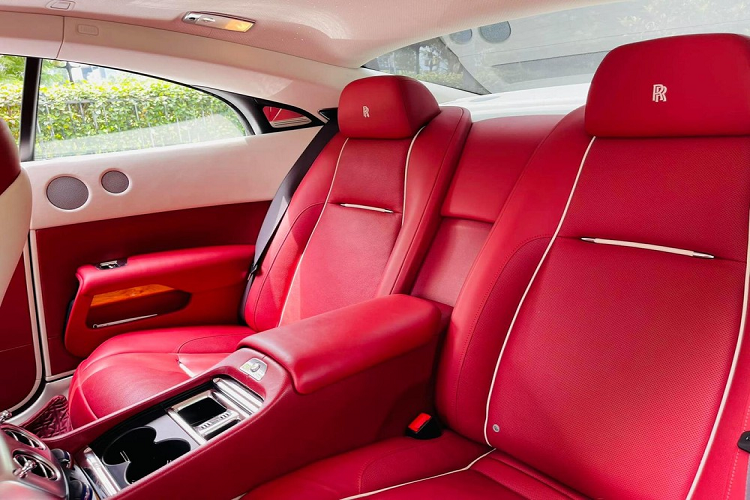 Rolls-Royce Wraith sinh ra để phục vụ các doanh nhân rẻ tuổi muốn sở hữu 1 chiếc xe siêu sang nhưng có phẩm chất của thể thao. Cửa tự sát là điểm nhấn cho Rolls-Royce Wraith, bên cạnh nội thất 4 chỗ đủ chỗ cho người lớn trải nghiệm.