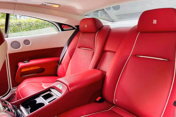 Rolls-Royce Wraith sinh ra để phục vụ các doanh nhân rẻ tuổi muốn sở hữu 1 chiếc xe siêu sang nhưng có phẩm chất của thể thao. Cửa tự sát là điểm nhấn cho Rolls-Royce Wraith, bên cạnh nội thất 4 chỗ đủ chỗ cho người lớn trải nghiệm.