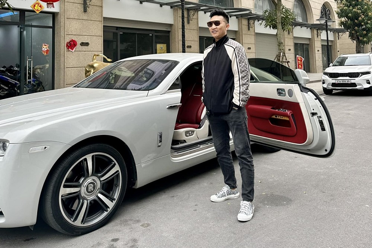 Dạo qua 1 vòng trang cá nhân của Bùi Xuân Huấn, không hiếm để thấy các hình ảnh xe biển đẹp xuất hiện, thậm chí, Huấn "hoa hồng" còn đang cá cược với 1 luật sư về việc cấp đổi biển số xe định danh, đang nhận được sự quan tâm của cư dân mạng. Về phương tiện di chuyển, Huấn "hoa hồng" khoe rất nhiều chiếc xe từ bình dân đến VIP, như chiếc Rolls-Royce Wraith Huấn khoe mua tặng vợ.