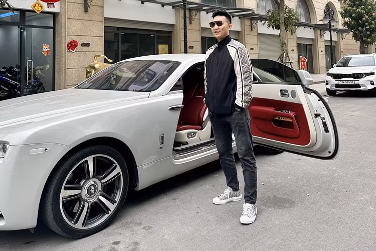 Dạo qua 1 vòng trang cá nhân của Bùi Xuân Huấn, không hiếm để thấy các hình ảnh xe biển đẹp xuất hiện, thậm chí, Huấn "hoa hồng" còn đang cá cược với 1 luật sư về việc cấp đổi biển số xe định danh, đang nhận được sự quan tâm của cư dân mạng. Về phương tiện di chuyển, Huấn "hoa hồng" khoe rất nhiều chiếc xe từ bình dân đến VIP, như chiếc Rolls-Royce Wraith Huấn khoe mua tặng vợ.