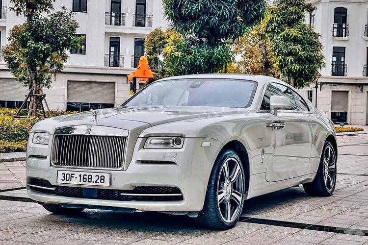 Vào giữa năm 2021, một chiếc coupe siêu sang Rolls-Royce Wraith phiên bản Series I đã được rao bán với lời giới thiệu từ showroom xe sang ở Hà Nội là xe thuộc đời 2014, đăng ký lần đầu vào năm 2018, nhưng phải đến tháng 2 đầu năm nay, showroom này mới tìm thấy người mua. Vị đại gia mua chiếc xe Rolls-Royce Wraith này sau đó cũng được đơn vị bán xe tiết lộ chính là Bùi Xuân Huấn.