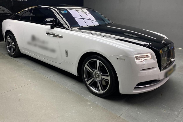 Chiếc coupe siêu sang Rolls-Royce Wraith được Huấn "hoa hồng" mua nguyên bản có ngoại thất màu xám, sau đó, anh đã mang xe đi để dán lại màu trắng cùng với nắp capô, mui xe và nắp khoang hành lý thành màu đen, để tạo điểm nhấn cho xế cưng.