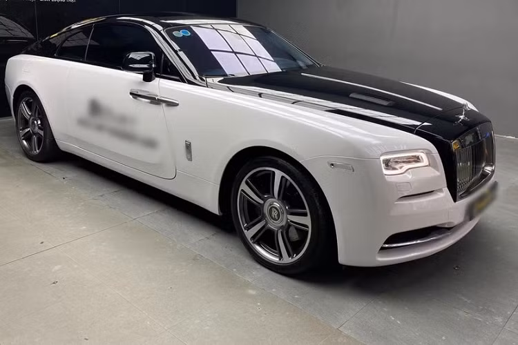 Chiếc coupe siêu sang Rolls-Royce Wraith được Huấn "hoa hồng" mua nguyên bản có ngoại thất màu xám, sau đó, anh đã mang xe đi để dán lại màu trắng cùng với nắp capô, mui xe và nắp khoang hành lý thành màu đen, để tạo điểm nhấn cho xế cưng.