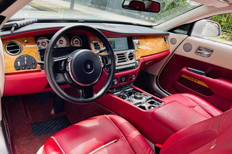 Rolls-Royce Wraith của Huấn "Hoa Hồng" ngoài bộ áo trắng-đen được dán đề can còn có nội thất đỏ-trắng rất đẹp mắt, tinh tế, thậm chí, xe còn có sẵn trang bị bầu trời đầy sao, 1 tùy chọn dành cho khách hàng chọn mua xe Rolls-Royce Wraith Series I lúc bấy giờ