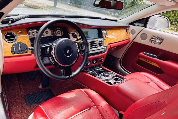 Rolls-Royce Wraith của Huấn "Hoa Hồng" ngoài bộ áo trắng-đen được dán đề can còn có nội thất đỏ-trắng rất đẹp mắt, tinh tế, thậm chí, xe còn có sẵn trang bị bầu trời đầy sao, 1 tùy chọn dành cho khách hàng chọn mua xe Rolls-Royce Wraith Series I lúc bấy giờ