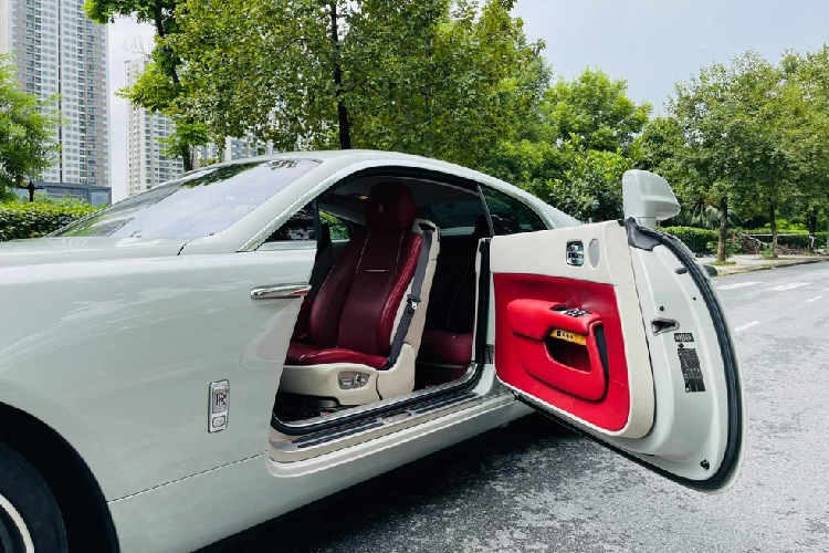Tiếp theo là việc chiếc coupe Rolls-Royce Wraith mà giang hồ mạng Huấn "hoa hồng" hay sử dụng có biển kiểm soát của Hải Phòng, không phải mang đầu số Hà Nội như trước, thậm chí cư dân mạng còn nghi ngờ Huấn được 1 người quen cho mượn xe, không phải là chính chủ của chiếc Rolls-Royce Wraith Series I này vì anh sinh ra ở Yên Bái.