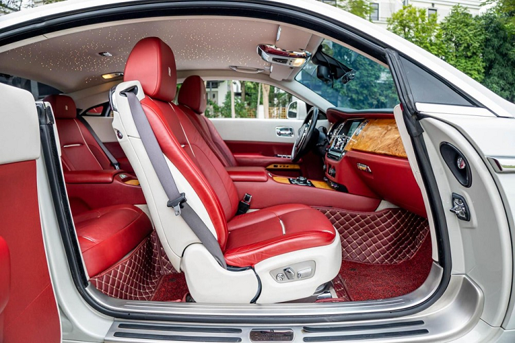 Rolls-Royce Wraith được sản xuất nhằm lắp vào chỗ trống cho mẫu xe 2 cửa trước đó đã bị khai tử, đó là chiếc xe Rolls Royce Phantom Coupe hiện chỉ có đúng 1 xe được mang về nước, Wraith từng là chiếc xe nhanh nhất được sản xuất bởi Rolls-Royce Motor Cars. Xe được công bố vào tháng 1 năm 2013 và ra mắt tại Geneva Motor Show 2013. Việc giao hàng bắt đầu từ quý 4 năm 2013.