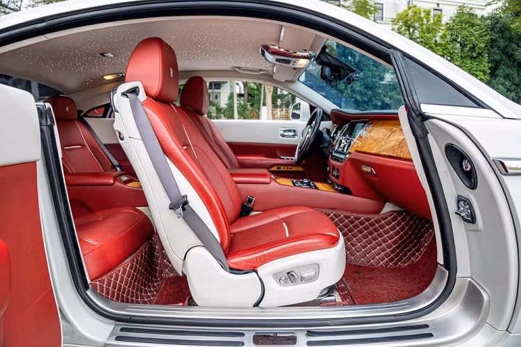 Rolls-Royce Wraith được sản xuất nhằm lắp vào chỗ trống cho mẫu xe 2 cửa trước đó đã bị khai tử, đó là chiếc xe Rolls Royce Phantom Coupe hiện chỉ có đúng 1 xe được mang về nước, Wraith từng là chiếc xe nhanh nhất được sản xuất bởi Rolls-Royce Motor Cars. Xe được công bố vào tháng 1 năm 2013 và ra mắt tại Geneva Motor Show 2013. Việc giao hàng bắt đầu từ quý 4 năm 2013.