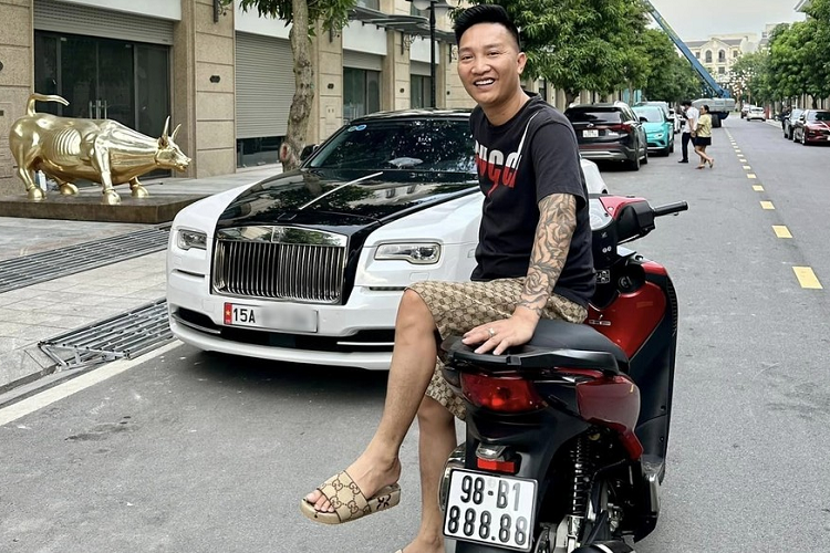 Thay đổi tiếp theo nữa chính là việc Huấn "hoa hồng" đã đầu tư cho chiếc coupe siêu sang Rolls-Royce Wraith của mình một bộ mặt nhận diện mới, cụ thể, chiếc xe này thuộc phiên bản Series I nhưng khi về tay Huấn đã được độ lên bộ đèn pha LED của bản Rolls-Royce Wraith Series II, điều này giúp cho ngoại hình xe trở nên khá mới mẻ so với nguyên bản.