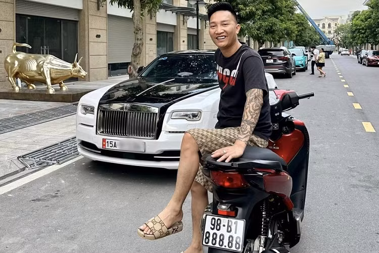 Thay đổi tiếp theo nữa chính là việc Huấn "hoa hồng" đã đầu tư cho chiếc coupe siêu sang Rolls-Royce Wraith của mình một bộ mặt nhận diện mới, cụ thể, chiếc xe này thuộc phiên bản Series I nhưng khi về tay Huấn đã được độ lên bộ đèn pha LED của bản Rolls-Royce Wraith Series II, điều này giúp cho ngoại hình xe trở nên khá mới mẻ so với nguyên bản.