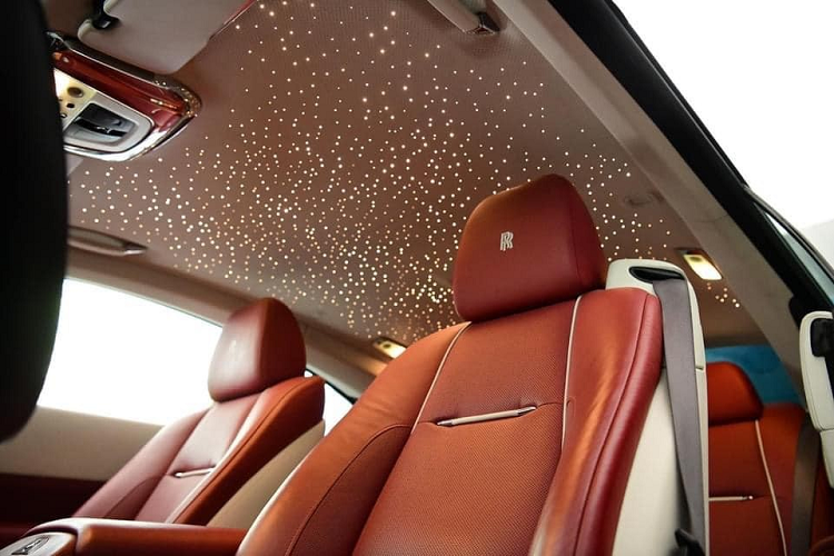 Mẫu coupe siêu sang Rolls-Royce Wraith mà Huấn "Hoa Hồng" đang sử dụng là thuộc phiên bản đầu tiên, vì thế, xe sở hữu khối động cơ V12, dung tích 6.6 lít, sản sinh công suất tối đa 623 mã lực và mô-men xoắn cực đại đạt 800 Nm.