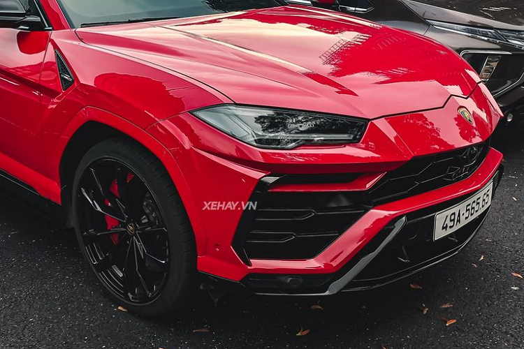Theo tìm hiểu, chiếc siêu SUV Lamborghini Urus màu đỏ này hiện thuộc sở hữu của một đại gia kín tiếng ở Đà Lạt. Ngoài chiếc Lamborghini Urus trong bài, vị doanh nhân này còn từng sở hữu một số mẫu siêu xe khác như Ferrari 488 GTB độ SVR, Lamborghini Aventador LB. Hiện bộ sưu tập siêu xe của đại gia Lâm Đồng có Ferrari F8 Spider độ bởi 1016 Industries và chiếc Lamborghini Urus trong bài.