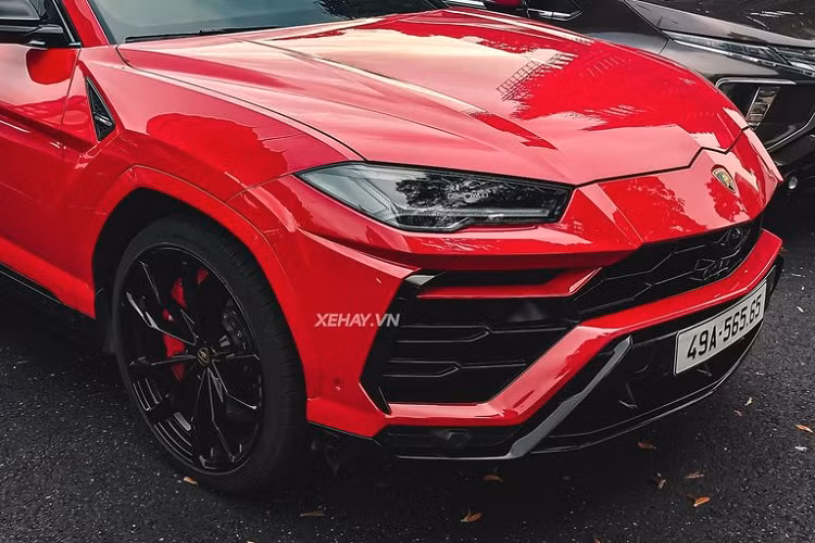 Theo tìm hiểu, chiếc siêu SUV Lamborghini Urus màu đỏ này hiện thuộc sở hữu của một đại gia kín tiếng ở Đà Lạt. Ngoài chiếc Lamborghini Urus trong bài, vị doanh nhân này còn từng sở hữu một số mẫu siêu xe khác như Ferrari 488 GTB độ SVR, Lamborghini Aventador LB. Hiện bộ sưu tập siêu xe của đại gia Lâm Đồng có Ferrari F8 Spider độ bởi 1016 Industries và chiếc Lamborghini Urus trong bài.
