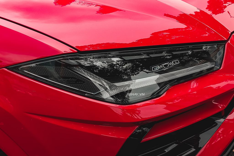 Thiết kế của Lamborghini Urus được lấy cảm hứng từ chiếc SUV thương mại đầu tiên của hãng – LM002. Kích thước cửa sổ và thân xe được phân bổ theo tỷ lệ 1:2 – một đặc điểm mang tính di sản của tất cả những dòng xe Lamborghini.