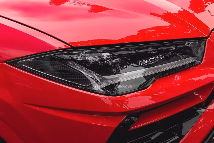 Thiết kế của Lamborghini Urus được lấy cảm hứng từ chiếc SUV thương mại đầu tiên của hãng – LM002. Kích thước cửa sổ và thân xe được phân bổ theo tỷ lệ 1:2 – một đặc điểm mang tính di sản của tất cả những dòng xe Lamborghini.