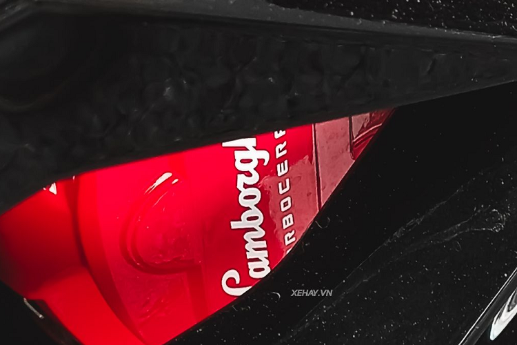 Theo công bố của nhà sản xuất, Urus là mẫu SUV có tỷ lệ công suất - trọng lượng tốt nhất phân khúc. Lamborghini Urus đã từng soán ngôi Bentley Bentayga trở thành SUV nhanh nhất thế giới với khả năng tăng tốc từ 0 lên 100 km/h chỉ trong 3.6 giây, 0 lên 200 km/h trong 12.8 giây trước khi đạt vận tốc tối đa 305 km/h.