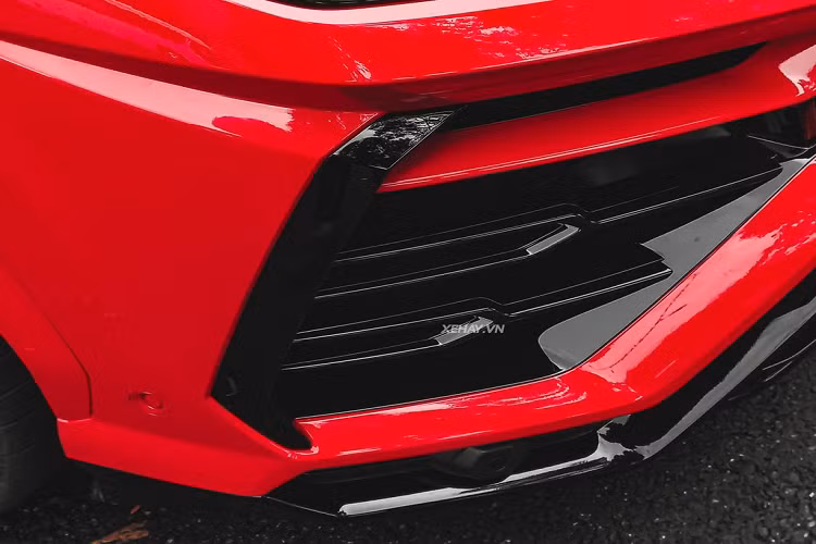 Hệ thống ghế ngồi thể thao, vô-lăng 3 chấu bọc chất liệu Alcantara, tích hợp thêm hai lẫy chuyển số ở phía sau. Cung cấp sức mạnh cho Urus là cỗ máy V8 tăng áp kép, sản sinh công suất 650 mã lực và mô-men xoắn 850 Nm, đi kèm hộp số tự động 8 cấp và hệ dẫn động là 4 bánh toàn thời gian.