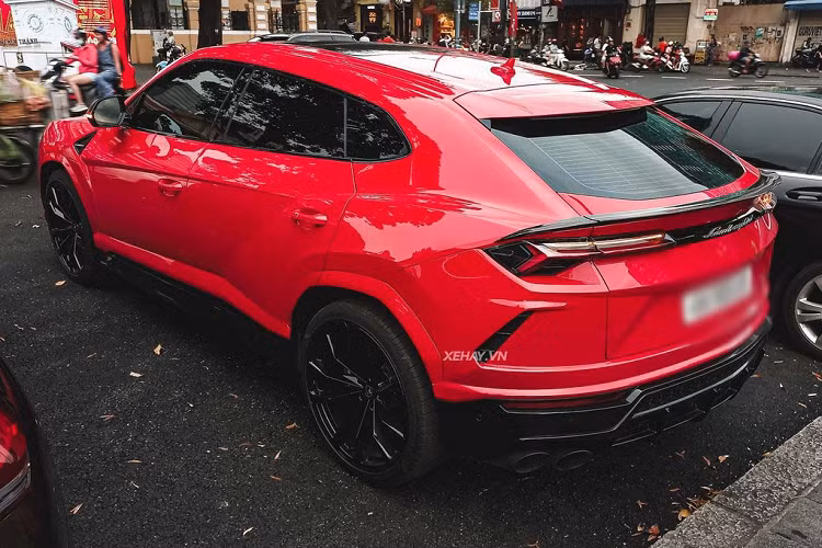 Trở lại với “siêu bò” màu đỏ Rosso Mars, ước tính vị đại gia này phải chi số tiền không dưới 21 triệu đồng để lăn bánh tại Việt Nam. Tuy là mẫu xe “sinh sau đẻ muộn” so với những đối thủ khác, nhưng Urus lại là cái tên khai sinh ra phân khúc siêu SUV nhờ sở hữu hiệu năng vận hành vượt trội, đi cùng với đó là thiết kế dữ dằn mang ADN đặc trưng của Lamborghini.