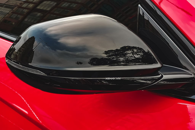 Nhìn từ bên ngoài, tổng thể chiếc xe như đang lao về phía trước giống đàn anh Aventador. Các họa tiết chữ Y và dạng lục giác có thể được tìm thấy tại nhiều vị trí như cản trước, thiết kế đèn pha và đèn hậu… vừa mang hiệu ứng thị giác, vừa đóng vai trò không nhỏ trong tính khí động học của chiếc SUV.