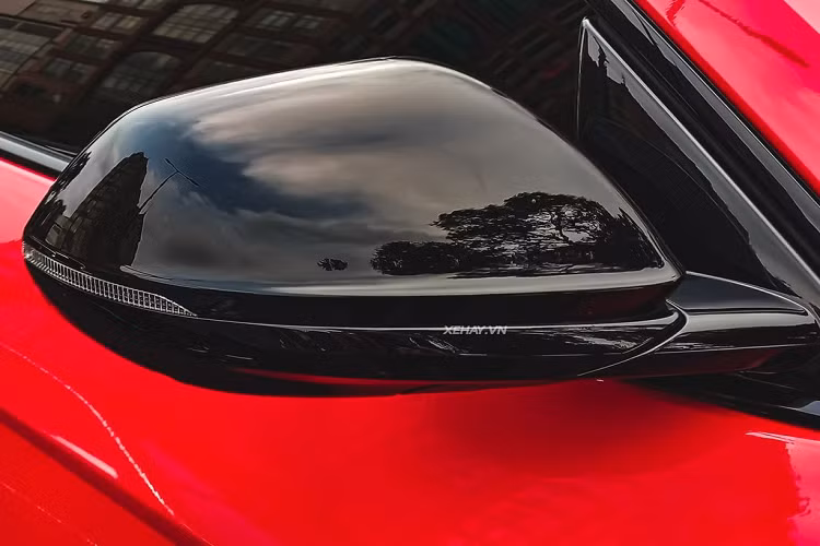 Nhìn từ bên ngoài, tổng thể chiếc xe như đang lao về phía trước giống đàn anh Aventador. Các họa tiết chữ Y và dạng lục giác có thể được tìm thấy tại nhiều vị trí như cản trước, thiết kế đèn pha và đèn hậu… vừa mang hiệu ứng thị giác, vừa đóng vai trò không nhỏ trong tính khí động học của chiếc SUV.