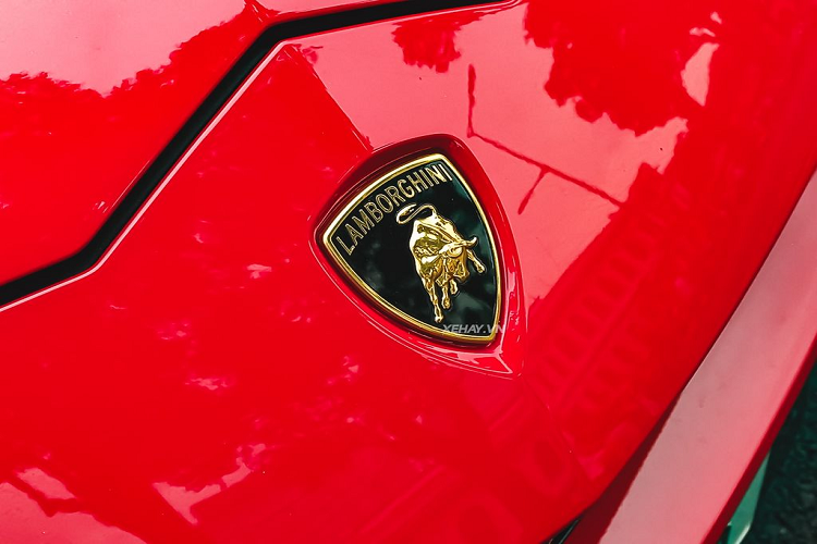 Nhìn ngang hông xe, Lamborghini Urus mang đường nét thiết kế đầy cơ bắp, cột C có thiên hướng dốc về phần đuôi phía sau khiến cho vẻ ngoài của Urus không khác gì một mẫu xe Coupe gầm cao. Xe được trang bị bộ mâm 5 chấu kép Taigete có kích thước 23 inch sơn đen, đi kèm cùm phanh màu đỏ “ton-sour-ton” với màu ngoại thất.