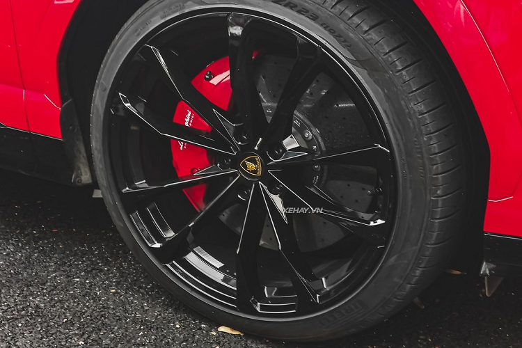 Di chuyển ra phía sau, Lamborghini Urus gây ấn tượng với cụm đèn hậu chữ “Y”, phần cản khá “gân guốc”. Bộ khuếch tán cỡ lớn kết hợp cùng một cánh gió nhỏ bắt cố định vào cốp mang đến cái nhìn năng động cho Urus. Xe sử dụng hệ thống ống xả với tùy chọn 4 chụp xả đen mờ chia đều cho hai bên. Bên trong cabin, nội thất của chiếc Lamborghini Urus này được làm từ các vật liệu đắt tiền như Alcantara, da cao cấp và sợi carbon siêu nhẹ.