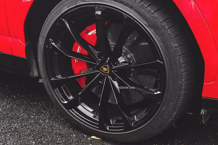 Di chuyển ra phía sau, Lamborghini Urus gây ấn tượng với cụm đèn hậu chữ “Y”, phần cản khá “gân guốc”. Bộ khuếch tán cỡ lớn kết hợp cùng một cánh gió nhỏ bắt cố định vào cốp mang đến cái nhìn năng động cho Urus. Xe sử dụng hệ thống ống xả với tùy chọn 4 chụp xả đen mờ chia đều cho hai bên. Bên trong cabin, nội thất của chiếc Lamborghini Urus này được làm từ các vật liệu đắt tiền như Alcantara, da cao cấp và sợi carbon siêu nhẹ.