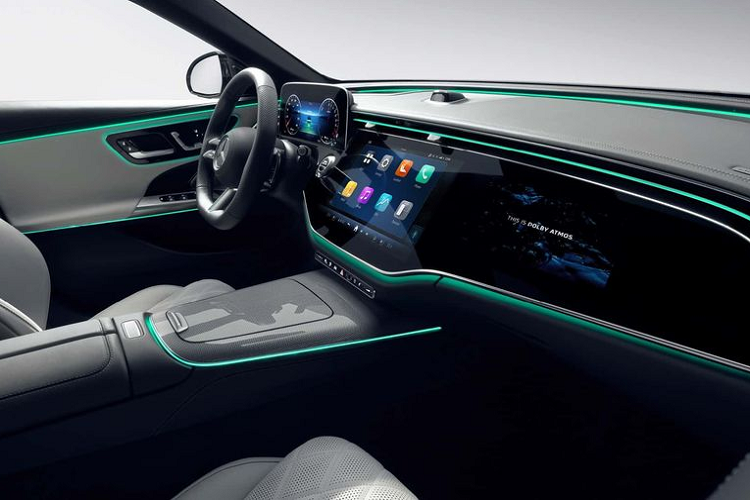 Trợ lý giọng nói của MBUX trên Mercedes-Benz cho phép người ngồi trong xe chọn các tính năng thông tin giải trí bằng lệnh Hey Mercedes.