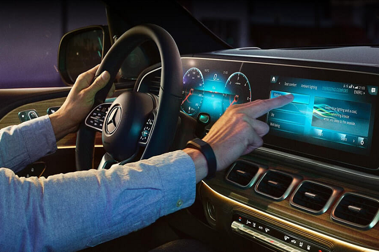 Tính năng NewsFlash cung cấp các tin tức tổng hợp về kinh doanh, tài chính, văn hóa và các chủ đề khác. Khách hàng cũng có thể tùy chọn các kênh radio yêu thích của mình trong ứng dụng Mercedes Me, sau đó sử dụng Trợ lý giọng nói MBUX để phát tin tức hoặc bản nhạc yêu thích của họ.