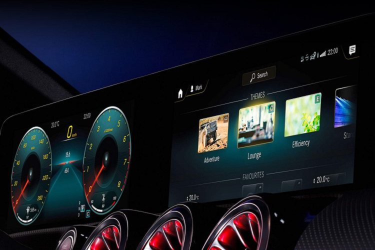 Bản cập nhật MBUX cũng cải thiện tính năng trong ứng dụng bản đồ. Ngoài các thông tin về địa chỉ và chỉ đường, hệ thống bản đồ mới còn cung cấp thông tin chi tiết cho hơn 200 triệu địa điểm trên toàn thế giới, bao gồm giờ làm việc, ảnh, xếp hạng và đánh giá.