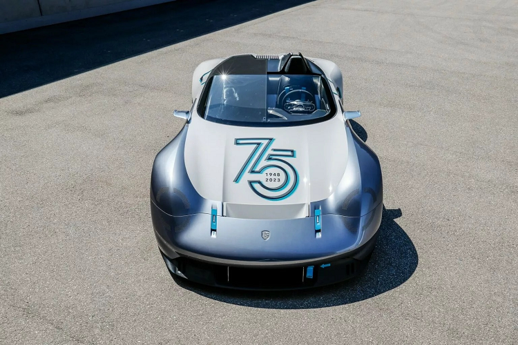 Nếu như coupe Vision 357 được thực hiện dựa trên 718 Cayman GT4 RS thì Vision 357 Speedster dựa trên nền tảng 718 EV GT4 e-Performance. Khung gầm của GT4 e-Performance thừa hưởng từ 718 GT4 Clubsport, kết hợp với động cơ điện và công nghệ pin của concept Mission R.