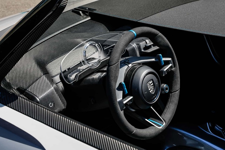 Không gian nội thất thiết kế tối giản có bảng điều khiển bằng sợi carbon với cụm đồng hồ trong suốt. Tay nắm cửa truyền thống được loại bỏ, thay bằng các dây đai vải nhằm giảm trọng lượng, tương tự như một số biến thể Porsche RS.