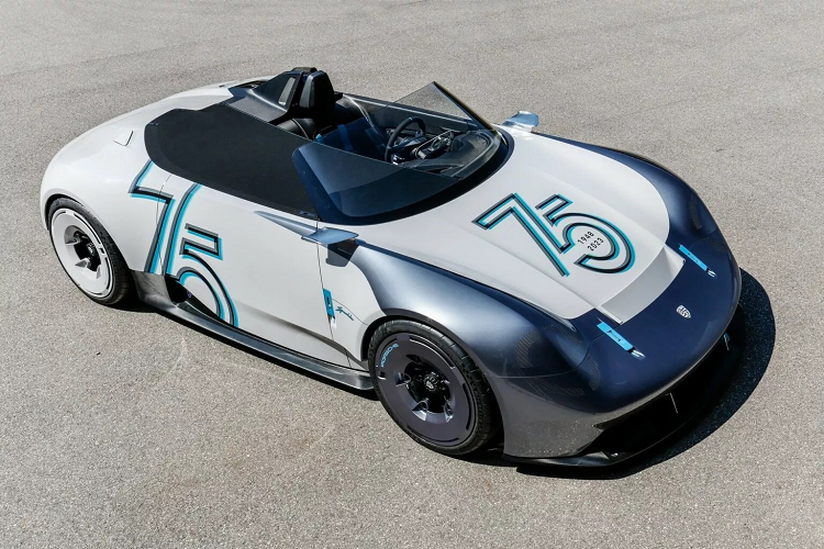 Điểm đặc biệt của Mission R là hệ dẫn động bốn bánh và công suất 800kW (1.088 PS tương đương 1.072 mã lực) nhờ vào hai mô tơ điện sản xuất tại Zuffenhausen đi kèm hộp số 1 cấp. Một vài điểm nhấn nổi bật trên Vision 357 Speedster như cụm gương chiếu hậu truyền thống được thay thế bằng camera, đèn pha và đèn hậu của xe được ẩn trong lớp phủ của thân xe, nắp ca-pô liền khối dạng vỏ sò.