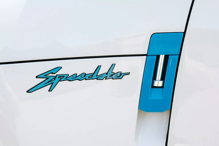 Đuôi xe mang thiết kế đặc biệt với lưới tản nhiệt làm dạng dọc, vừa bắt mắt mà còn để giấu đèn phanh thứ 3. Porsche cũng trang bị cho mẫu concept Vision 357 Speedster bộ la-zăng ma-giê kích thước 20 inch với chụp bánh xe sợi carbon và ốc khóa mâm.