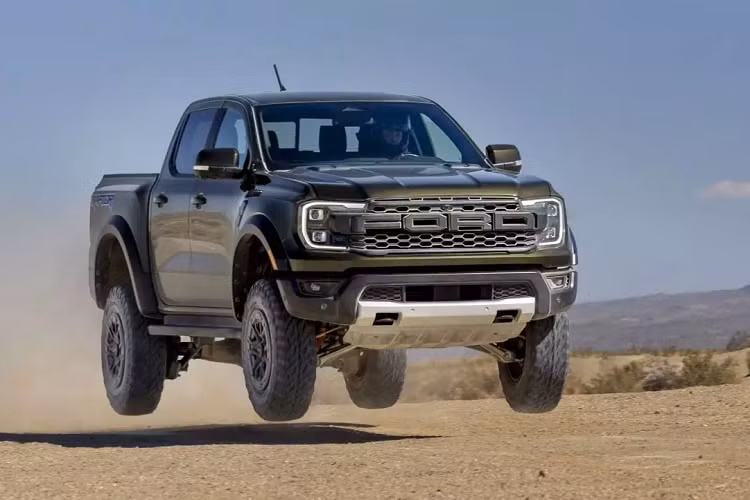 Dù ra mắt sau rất nhiều thị trường khác nhưng Ford Ranger Raptor 2024 tại Mỹ lại được ưu ái khi trang bị động cơ EcoBoost V6 3.0 lít mạnh đến 405 mã lực và mô-men xoắn đạt mức 582 Nm, sức mạnh trên được truyền xuống 4 bánh xe thông qua hộp số tự động 10 cấp. Khóa vi sai cầu trước và sau là tiêu chuẩn.