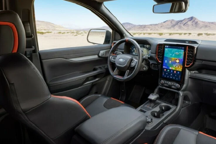 Hệ thống ống xả chủ động có thể thay đổi âm thanh theo chế độ. Mẫu bán tải này còn có những tùy chọn như bộ điều khiển phanh rơ mooc tích hợp, hệ thống Chiếu sáng theo vùng và điều khiển hành trình thích ứng với tính năng dừng và đi.