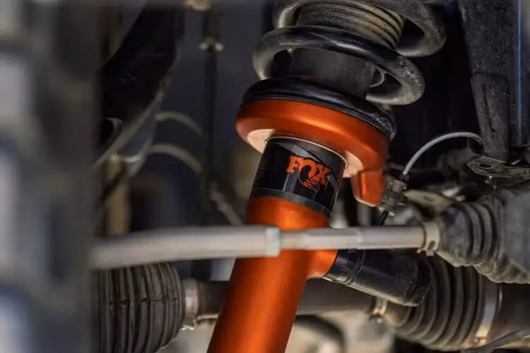 Ford còn cho biết hệ thống giảm xóc mới này được cải tiến để giảm ma sát và tích tụ nhiệt, giúp chiếc xe bán tải Ford Ranger Raptor 2024 đảm bảo được khả năng vận hành dù phải hoạt động liên tục. Giảm xóc cũng thay đổi tùy theo chế độ lái được chọn.