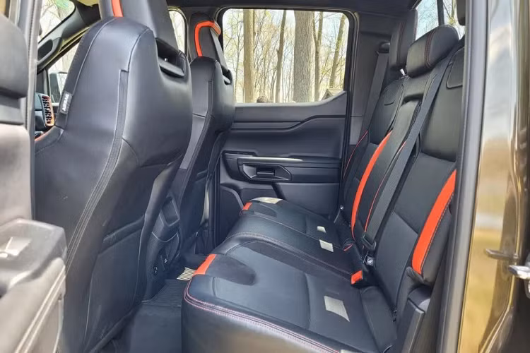 Về ngoại hình, Ranger Raptor 2024 tại Mỹ vẫn sở hữu lưới tản nhiệt với tên hãng "Ford" ngay chính giữa, hệ thống đèn chiếu sáng Led dạng chữ C được thừa hưởng từ đàn anh F-150, vòm bánh xe mở rộng và cản trước cũng như tấm chắn bảo vệ động cơ được làm bằng thép.