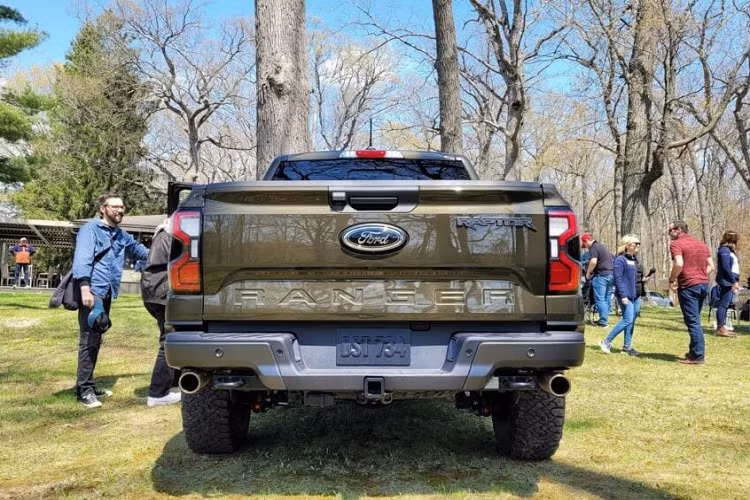 Hiện Raptor 2024 có 7 chế độ lái gồm Bình thường, Tow/Haul, Thể thao, Slippery, Off-Road, Rock Crawl và Baja, mỗi chế độ sẽ điều chỉnh cách hoạt động của động cơ, hộp số, phanh, lái, ga và hệ thống kiểm soát lực kéo giúp xe tối ưu được khả năng vận hành.