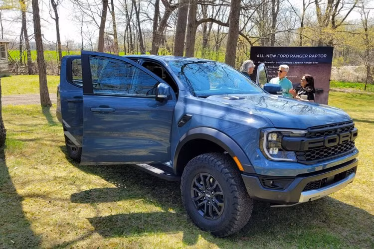 Chưa dừng lại ở đó, Ford còn trang bị cho Ranger Raptor mâm 17inch cùng lốp BFGoodrich KO3 33 inch. Hệ thống treo chuyên dụng cho đường địa hình khắc nghiệt và tốc độ cao, cụ thể là dạng tay đòn chữ A kép bằng nhôm với giảm xóc Fox Live Valve 2,5 inch phía trước, trong khi hệ thống treo sau dạng liên kết Watts với tay đòn và giảm xóc Fox Live Valve.