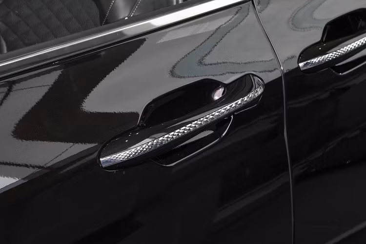 Ngoài ra, Hyundai Custo còn có những trang bị đáng chú ý khác như cửa sổ trời toàn cảnh, sạc điện thoại không dây, ghế sưởi/thông hơi, rèm cửa sổ và khoang hành lý có thể tích 262 lít, đủ để chứa 6 chiếc va ly 20 lít.