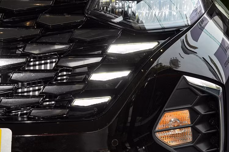 Chưa hết, Hyundai Custo còn sở hữu ốp gầm giả màu bạc bên dưới cản trước/sau, cửa lùa chỉnh điện bên sườn như Kia Carnival và vành hợp kim 18 inch 5 chấu kép phay xước 2 màu. Tuy là MPV nhưng mẫu xe này sở hữu gầm khá cao theo phong cách SUV. Thêm vào đó là nẹp mạ crôm trang trí ở cột D, đèn hậu hình chữ "C" nối liền với nhau bằng dải đèn LED nằm vắt ngang đuôi xe và cửa cốp chỉnh điện rảnh tay.