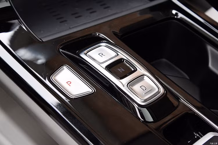 Xe có cấu hình nội thất 6 chỗ hoặc 7 chỗ, tùy phiên bản. Với cấu hình 6 chỗ, xe sẽ được trang bị 2 ghế thương gia ở hàng ghế giữa, tương tự người anh em Hyundai Stargazer đang bán tại Việt Nam. 