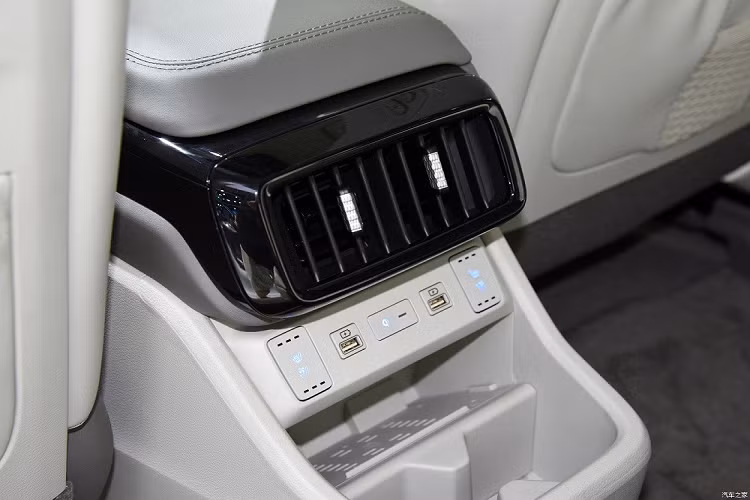 Tại thị trường Trung Quốc, giá xe Hyundai Custo có giá dao động từ 175.800 - 218.800 Nhân dân tệ (khoảng 586 - 729 triệu đồng). Khi bán ở Việt Nam, xe được dự đoán sẽ có giá trên dưới 1 tỷ đồng.