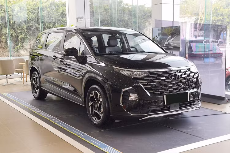 Hyundai Custo là dòng xe MPV đã lần đầu tiên trình làng ở thị trường Trung Quốc vào hồi tháng 8/2021. Theo một số tin đồn, mẫu MPV này sẽ sớm được lắp ráp và phân phối tại Việt Nam. Hình ảnh chiếc Hyundai Custo 2024 mới chạy thử trên đường phố Việt Nam trong thời gian gần đây đã củng cố thêm cho tin đồn này.