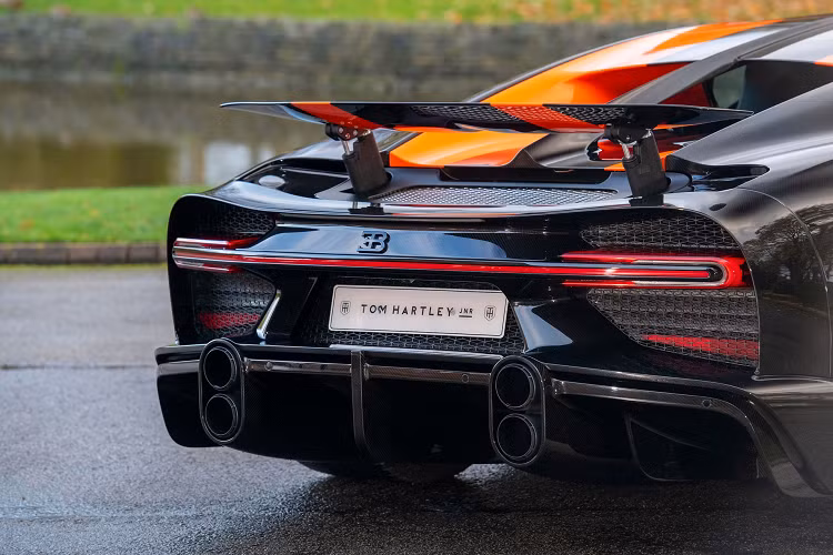 Điểm sơ qua một số thông tin về Chiron Super Sport 300+. Siêu xe này sở hữu ngoại thất cải thiện tính khí động học như hốc gió, cản trước, các khe gió và các hốc gió ở cản trước. Xét trên thông số, thân của Chiron Super Sport 300+ được kéo dài thêm 249 mm so với bản tiêu chuẩn, chi tiết này giảm lực cản khí động học lên đến 40%.