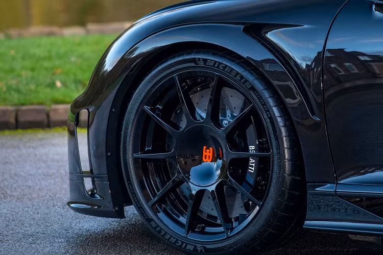 Một trong những điểm đặc biệt và vô cùng đắt giá trên siêu phẩm này chính là trang bị cửa sổ trời. Theo một số thông tin, chủ nhân sẽ phải bỏ ra 62.000 USD để có thể sở hữu Bugatti Sky View. Tổng thể nội thất của Super Sport 300+ thuần chất thể thao và tông màu chủ đạo là đen Beluga Black và cam Jet Orange.